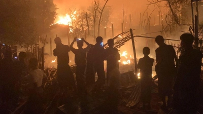 Hütten aus Bambus und Planen: In den Rohingya-Lagern brechen immer wieder Feuer aus. (Foto: Shafiqur Rahman/AP/dpa)