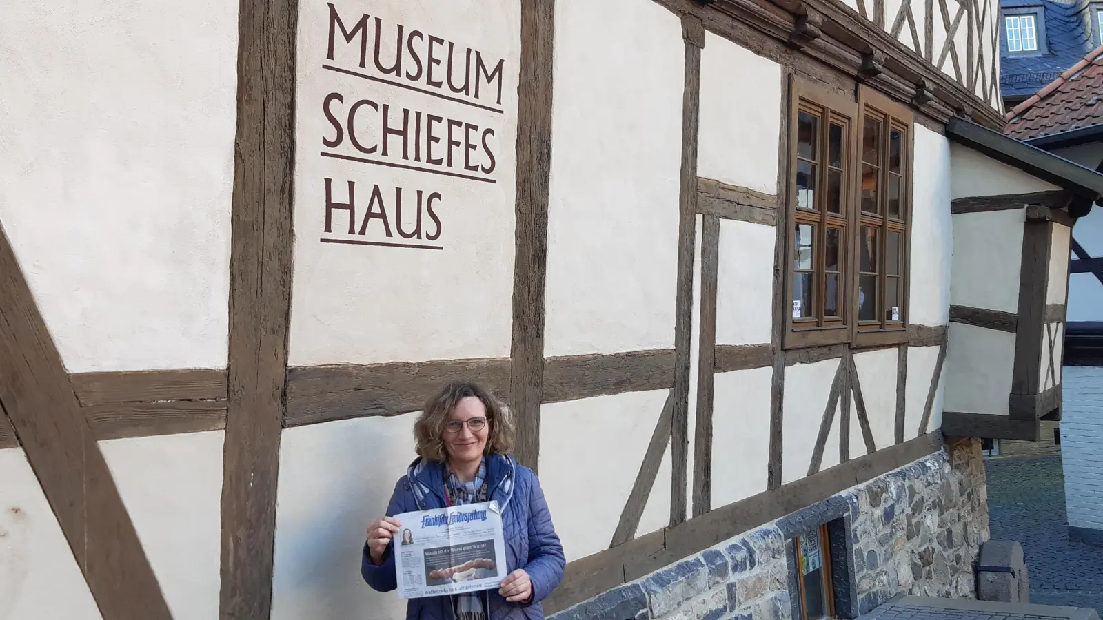 Mit der FLZ unterwegs: Die wunderschönen Stadt Wernigerode besuchte Sigrun Volland im Rahmen ihres Aufenthaltes im Harz. Dort stand das Museum „Schiefes Haus” auf dem Programm, vor dem das Foto entstand.