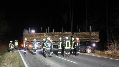 Ein Holzlaster ist bei Haaghof (Markt Erlbach) mit einem Auto zusammengestoßen. (Foto: News 5)