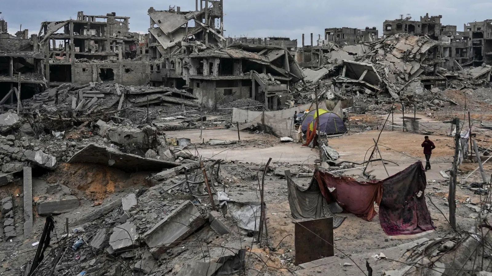 Viele Leichen von Geiseln könnten mutmaßlich unter den Ruinen ausgebombter Gebäude oder in Tunnelschächten verschüttet sein. (Archivbild) (Foto: Abdel Kareem Hana/AP/dpa)