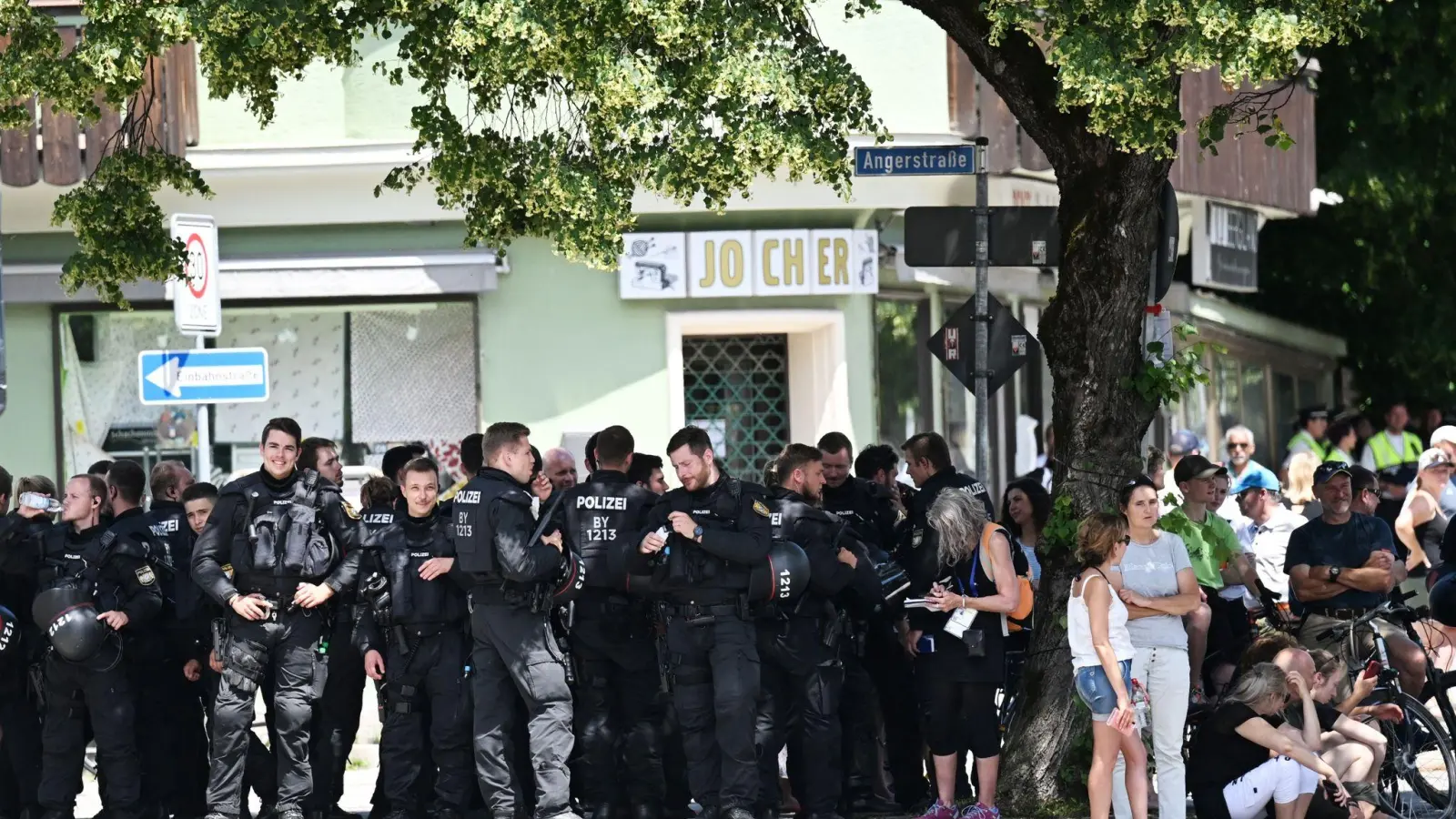 Polizisten suchen bei der Kundgebung vor der Demonstration des Bündnisses „Stop G7 Elmau“ Schatten unter einem Baum. (Foto: Angelika Warmuth/dpa)
