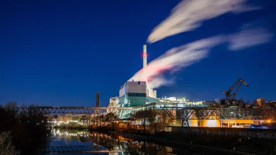 Dampf kommt zur morgendlichen blauen Stunde aus den Schornsteinen des Kraftwerks in Stuttgart-Münster. (Foto: Christoph Schmidt/dpa)