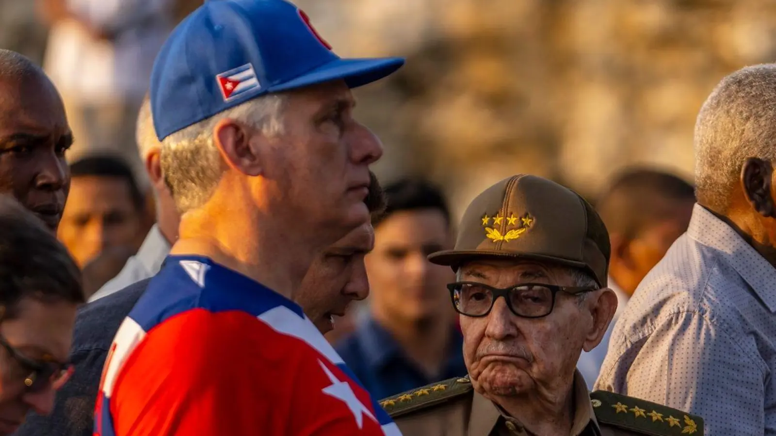 Miguel Diaz-Canel (2.v.l), Präsident von Kuba, und Raul Castro (M), ehemaliger Präsident von Kuba, nehmen an den Feierlichkeiten zum Tag der Arbeit teil. (Foto: Ramon Espinosa/AP/dpa)