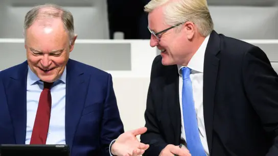 Gute Laune bei SPD und CDU: Niedersachsens Minsterpräsident Stephan Weil freut sich zusammen mit Wirtschaftsminister Bernd Althusmann von der CDU. (Foto: Julian Stratenschulte/dpa)