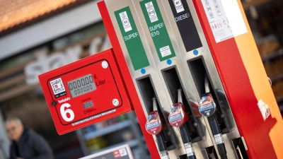 In Bayern hat der Auswertung zufolge rund jede vierte Tankstelle gegen die 12-Uhr-Regel verstoßen. (Archivbild)  (Foto: Philip Dulian/dpa)