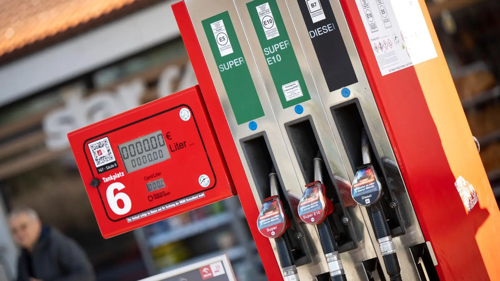 In Bayern hat der Auswertung zufolge rund jede vierte Tankstelle gegen die 12-Uhr-Regel verstoßen. (Archivbild)  (Foto: Philip Dulian/dpa)