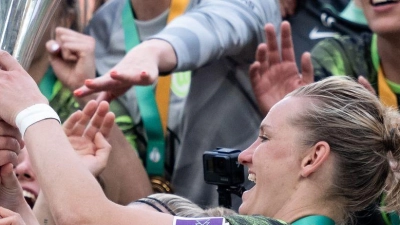 2024 nach dem Finale gegen Bayern durfte Alexandra Popp den DFB-Pokal in die Höhe stemmen - und diesmal? (Archivbild) (Foto: Fabian Strauch/dpa)