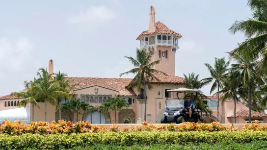 Das Trump-Anwesen Mar-a-Lago in Palm Beach. (Foto: Greg Lovett/The Palm Beach Post/AP/dpa)