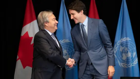 Justin Trudeau (r), Premierminister von Kanada, begrüßt Antonio Guterres, Generalsekretär der Vereinten Nationen, während eines bilateralen Treffens. (Foto: Paul Chiasson/The Canadian Press/AP/dpa)