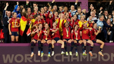 Spaniens Spielerinnen feiern mit dem Pokal nach dem 1:0-Sieg über England. (Foto: Rick Rycroft/AP/dpa)