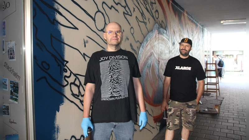 Manuel und Carlos Lorente (von links) haben die Adlerpassage in Ansbach schon einmal 2003 gestaltet. Nun wird der Durchgang zum Adlerhof neu gemacht. (Foto: Robert Maurer)