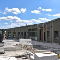 Das Innenleben der neuen Kita wird dieser Tage bestückt, die Außenanlagen sollen aber auch bis zum Start des neuen Kindergartenjahres fertig sein. (Foto: Stadt Feuchtwangen/Rebecca Weber)