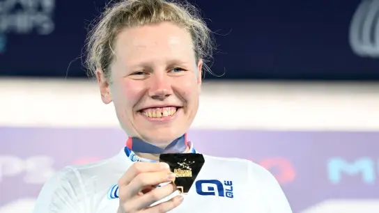 Mieke Kröger jubelt über ihre Goldmedaille. (Foto: Angelika Warmuth/dpa)