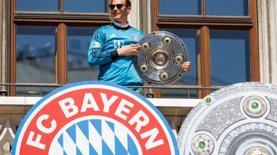 Bayern-Torwart Manuel Neuer mit der Meisterschale. (Foto: Matthias Balk/dpa)