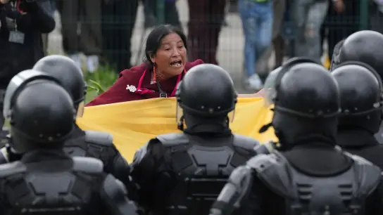 Indigene Menschen sind aus verschiedenen Orten Ecuadors angereist, um in der Hauptstadt Quito zu protestieren. (Foto: Dolores Ochoa/AP/dpa)
