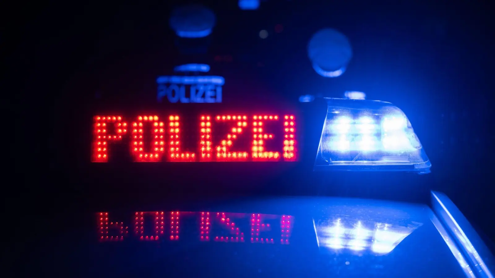 Auf dem Weihnachtsmarkt in Oldenburg läuft ein Polizei-Einsatz. (Symbolbild) (Foto: Marijan Murat/dpa)