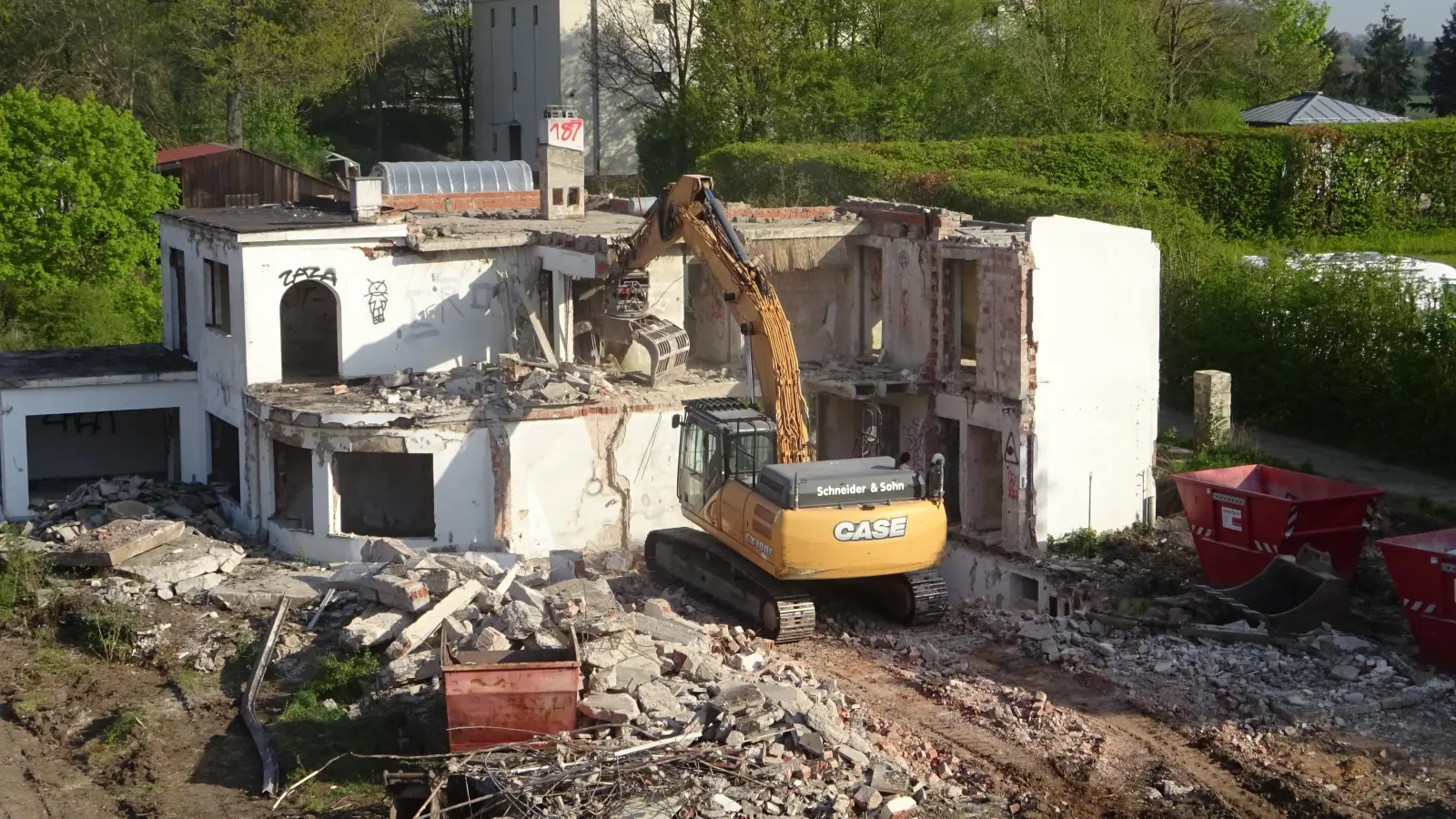 Der Bagger leistet ganze Arbeit: Mit einer Greifzange schnappt sich der Fahrer einzelne Teile und zerlegt sie feinsäuberlich. Recyclingfähiges Metall wird ebenso aussortiert wie Abfallreste. (Foto: Florian Pöhlmann)