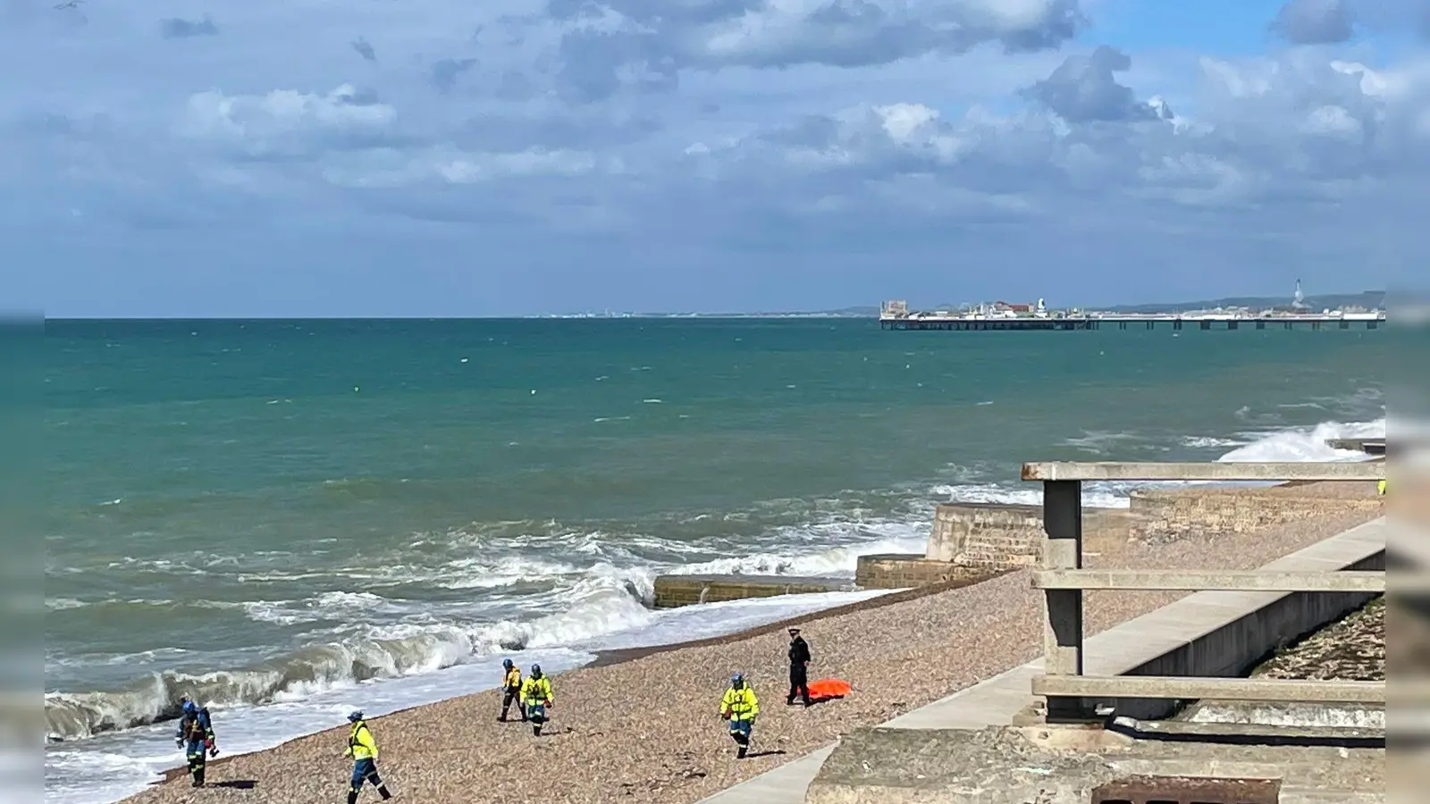 Zahlreiche Einsatzkräfte sind am Strand in Brighton eingetroffen. (Foto: Anahita Hossein-Pour/PA Wire/dpa)