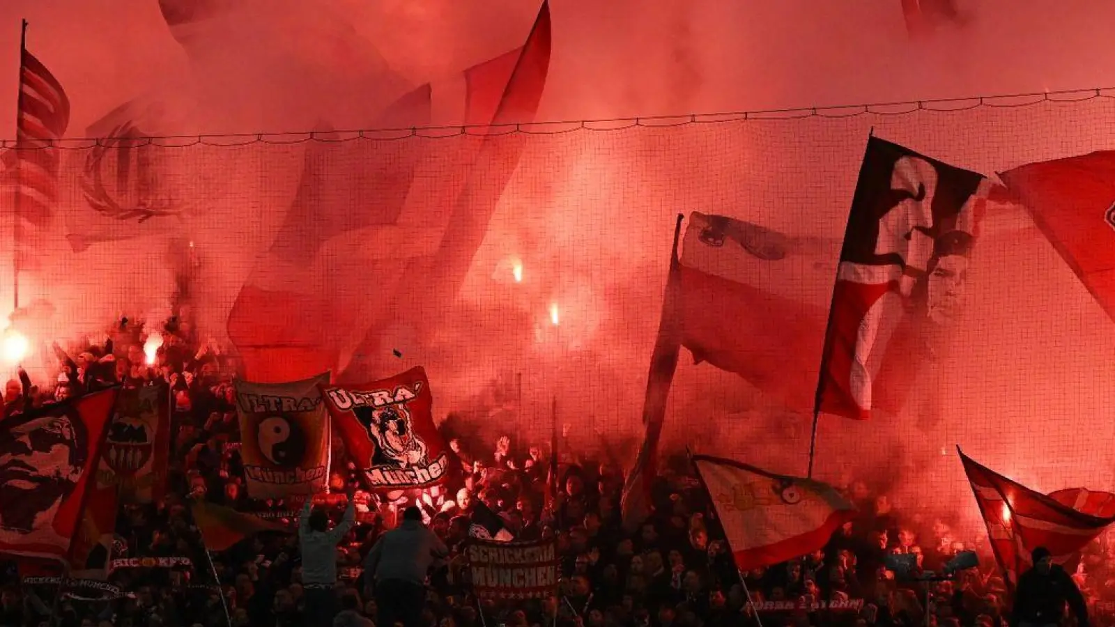 Fans von Bayern München entzünden vor Spielbeginn Pyrotechnik. (Foto: Sven Hoppe/dpa)
