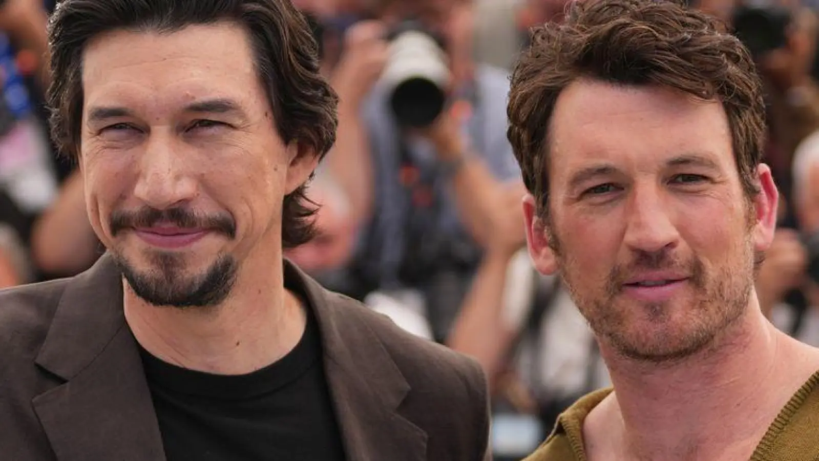 Filme miteinander konkurrieren zu lassen, widerspricht sich für Hollywood-Star Miles Teller (rechts). Mit Adam Driver posiert er für Fotografen bei den Filmfestspielen in Cannes. (Archivbild) (Foto: Andreea Alexandru/Invision/AP/dpa)