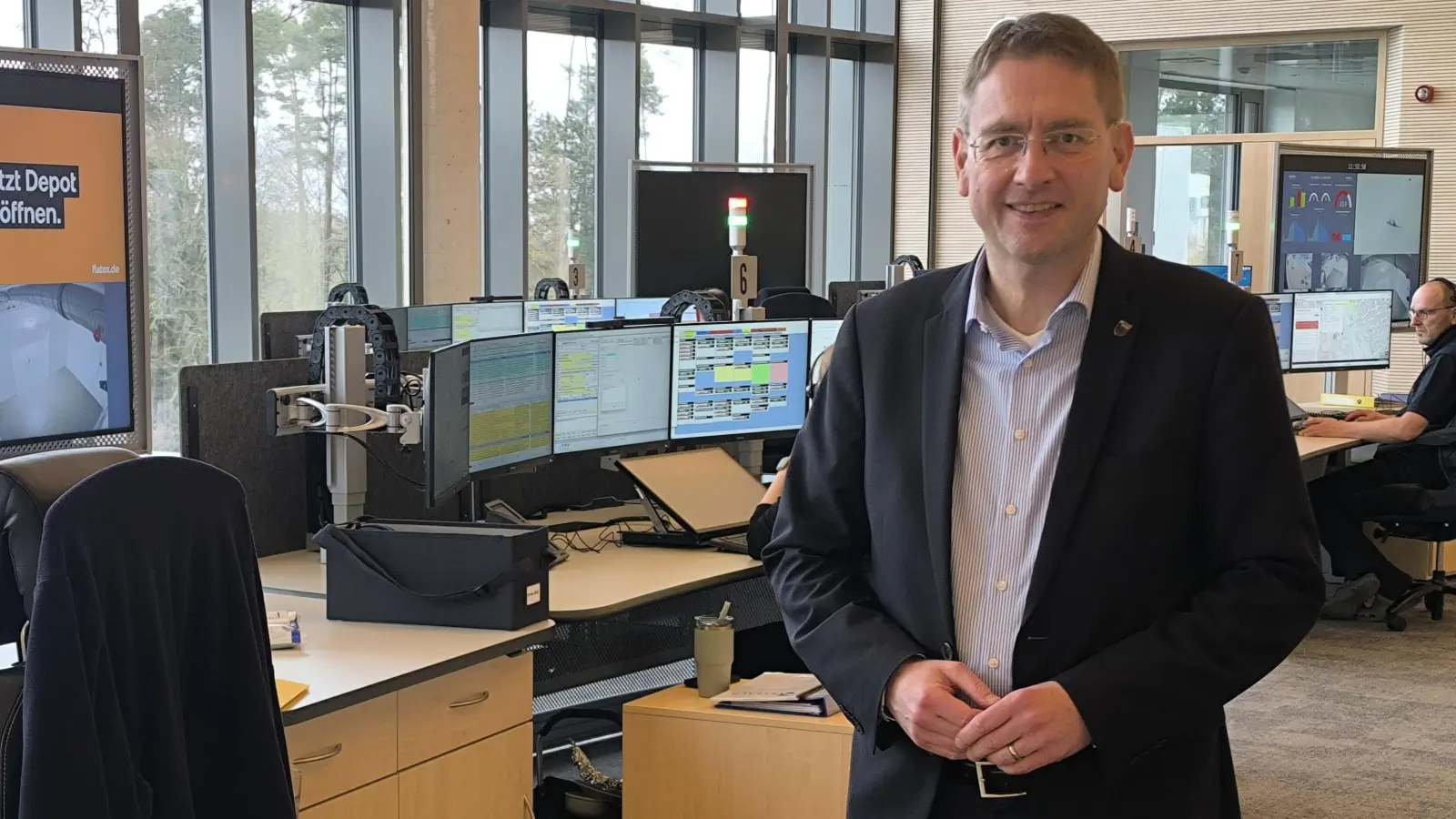 Die neue Integrierte Leitstelle für den Rettungsdienst und die Feuerwehralarmierung, in der diese Aufnahme entstand, gehört aus Sicht von Landrat Dr. Jürgen Ludwig zu den erreichten Wahlerfolgen in der zu Ende gehenden Wahlperiode.  (Foto: Thomas Schaller)