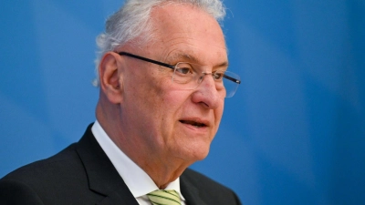Innenminister Joachim Herrmann ehrt 22 Menschen für ihre Verdienste um die Innere Sicherheit. (Archivbild) (Foto: Sven Hoppe/dpa)