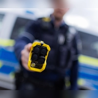 Taser statt Pistole? Die bayerische Polizei will das nun auch für den Einsatz auf Streife testen. (Symbolbild) (Foto: Rolf Vennenbernd/dpa)