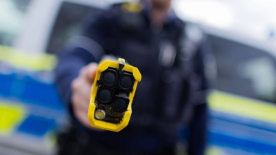 Taser statt Pistole? Die bayerische Polizei will das nun auch für den Einsatz auf Streife testen. (Symbolbild) (Foto: Rolf Vennenbernd/dpa)