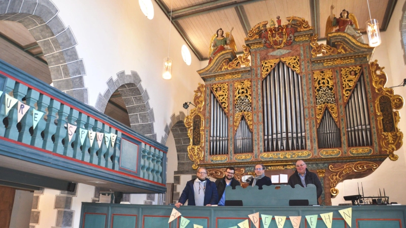 Im März vergangenen Jahres wurde die Orgel in der St.-Johannis-Kirche mit einem letzten Konzert verabschiedet. Orgelbeauftragter Rainer Schülein begutachtete zusammen mit Pfarrer Christian Dellert, dem Orgelsachverständigen Christoph Reinhold Morath und dem damaligen Bürgermeister Karl Fickel (von links), der auch Vorsitzender des Orgel-Fördervereins ist, das Instrument. Die Sanierungskosten haben sich seitdem enorm gesteigert. (Archivbild: Peter Tippl)