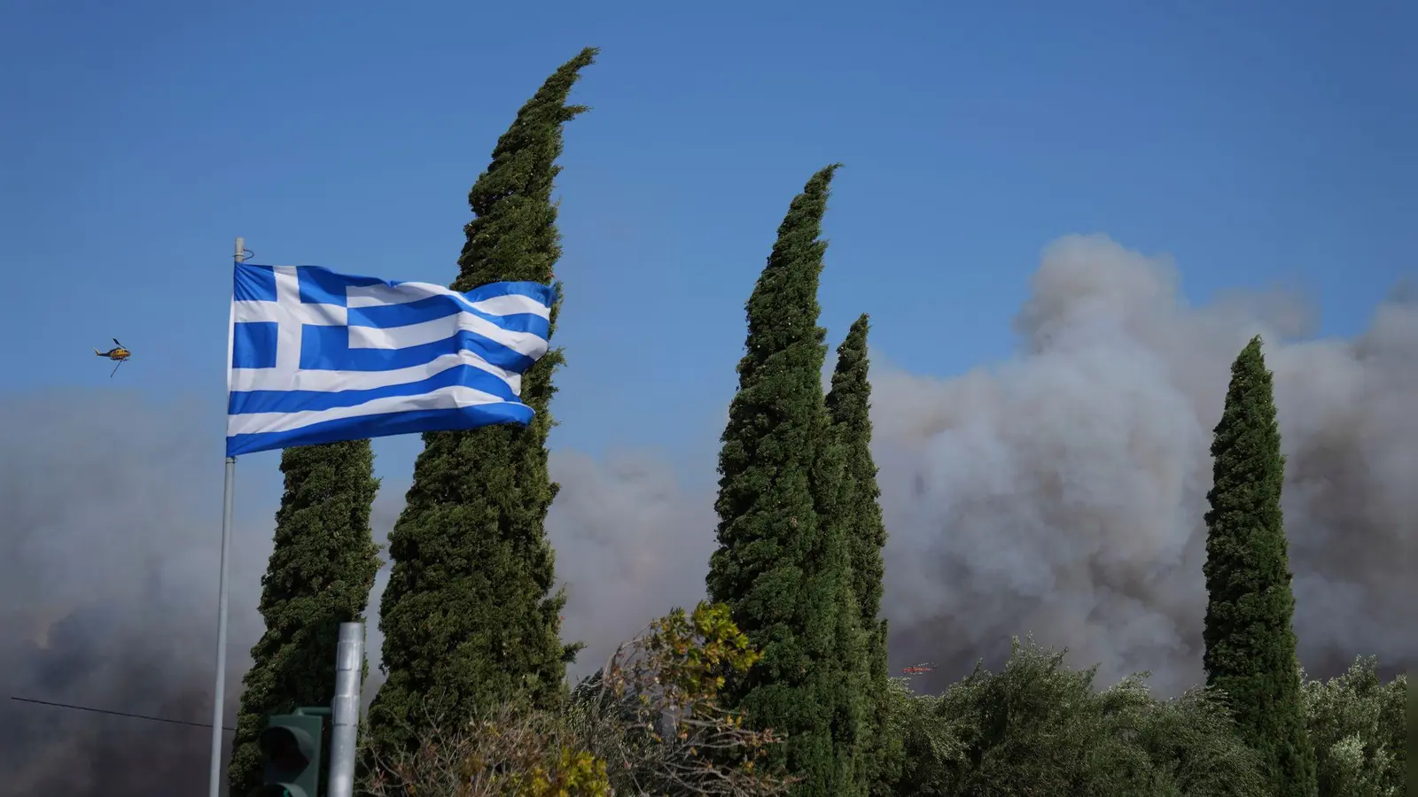Die Behörden prüfen weiter die Ursachen der Feuer. In einer Ortschaft nahe Athen vermutet der Bürgermeister Brandstiftung.  (Foto: Thanasis Stavrakis/AP/dpa)