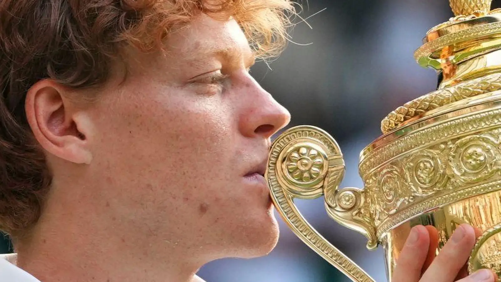 Jannik Sinner feiert seinen ersten Wimbledon-Triumph. (Foto: Kirsty Wigglesworth/AP/dpa)