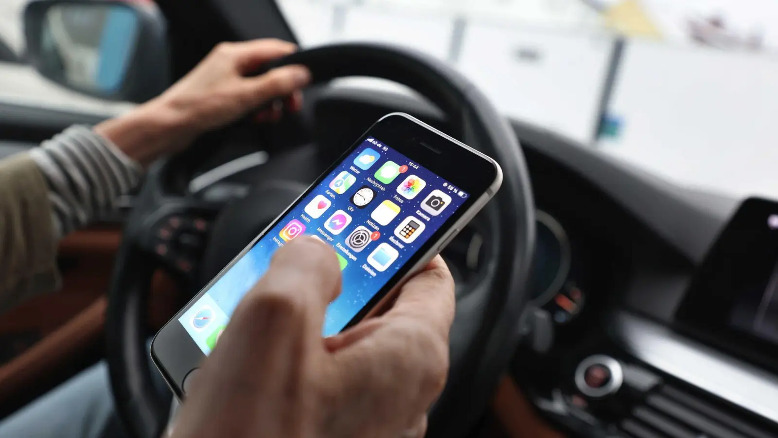 Im Blick sind in der Aktionswoche nicht nur Autofahrer, sondern auch Lastwagenfahrer und Radler. (Symbolbild) (Foto: Karl-Josef Hildenbrand/dpa/dpa-tmn)