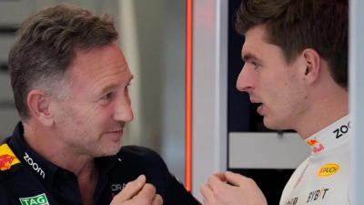 Red-Bull-Teamchef Christian Horner (l) im Gespräch mit Max Verstappen. (Foto: Darko Bandic/AP/dpa)