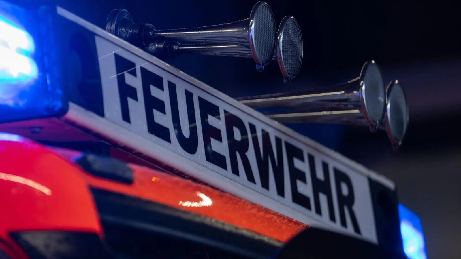 Auch die Garage wurde laut Sprecher beschädigt. (Symbolbild) (Foto: Marijan Murat/dpa)