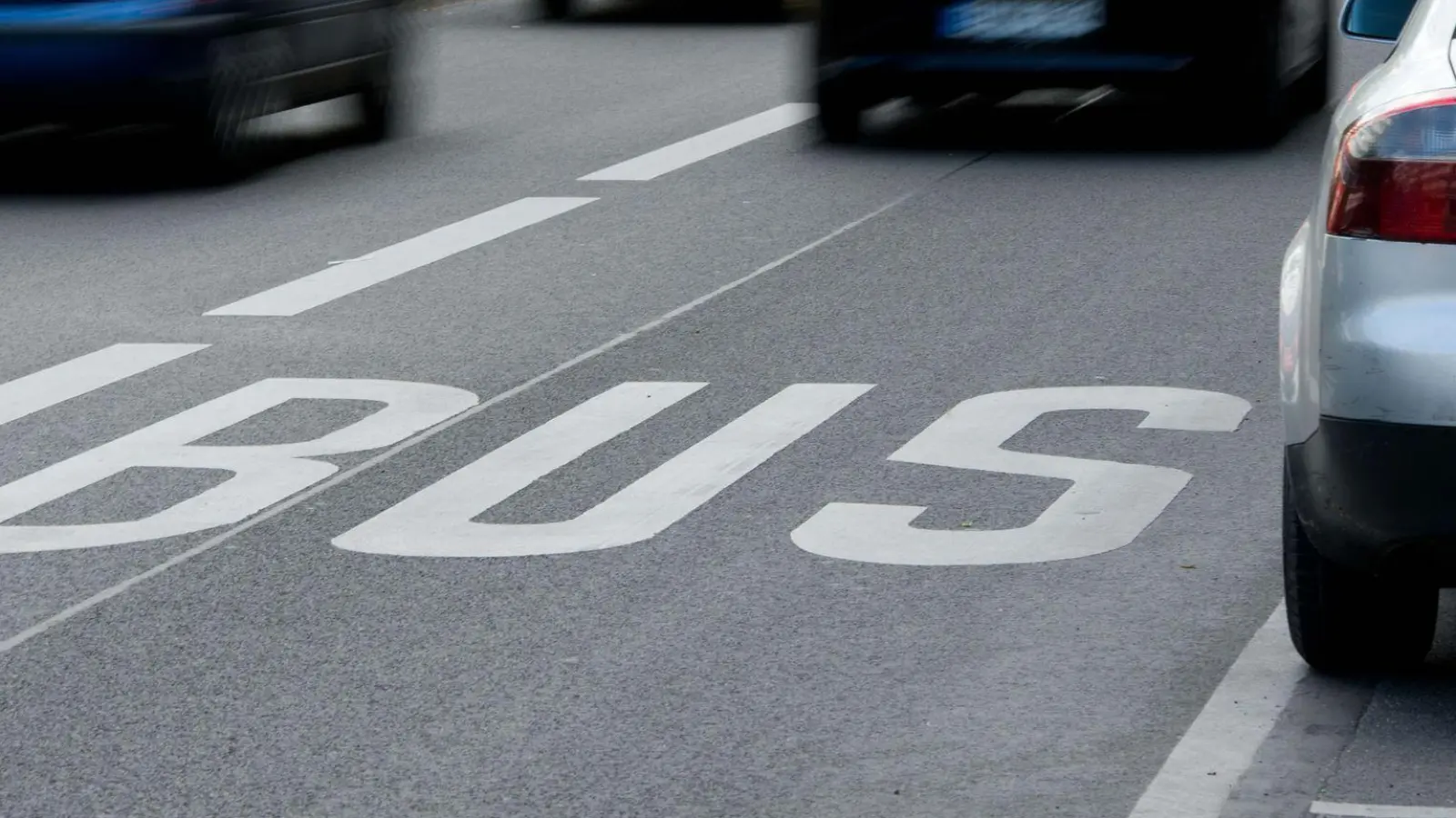 Manchmal kann es erlaubt sein, eine Busspur zu kreuzen. Allerdings kann es dabei auch zu brenzligen Situationen, Unfällen kommen - und zu Gerichtsprozessen.  (Foto: Maurizio Gambarini/dpa/dpa-tmn)