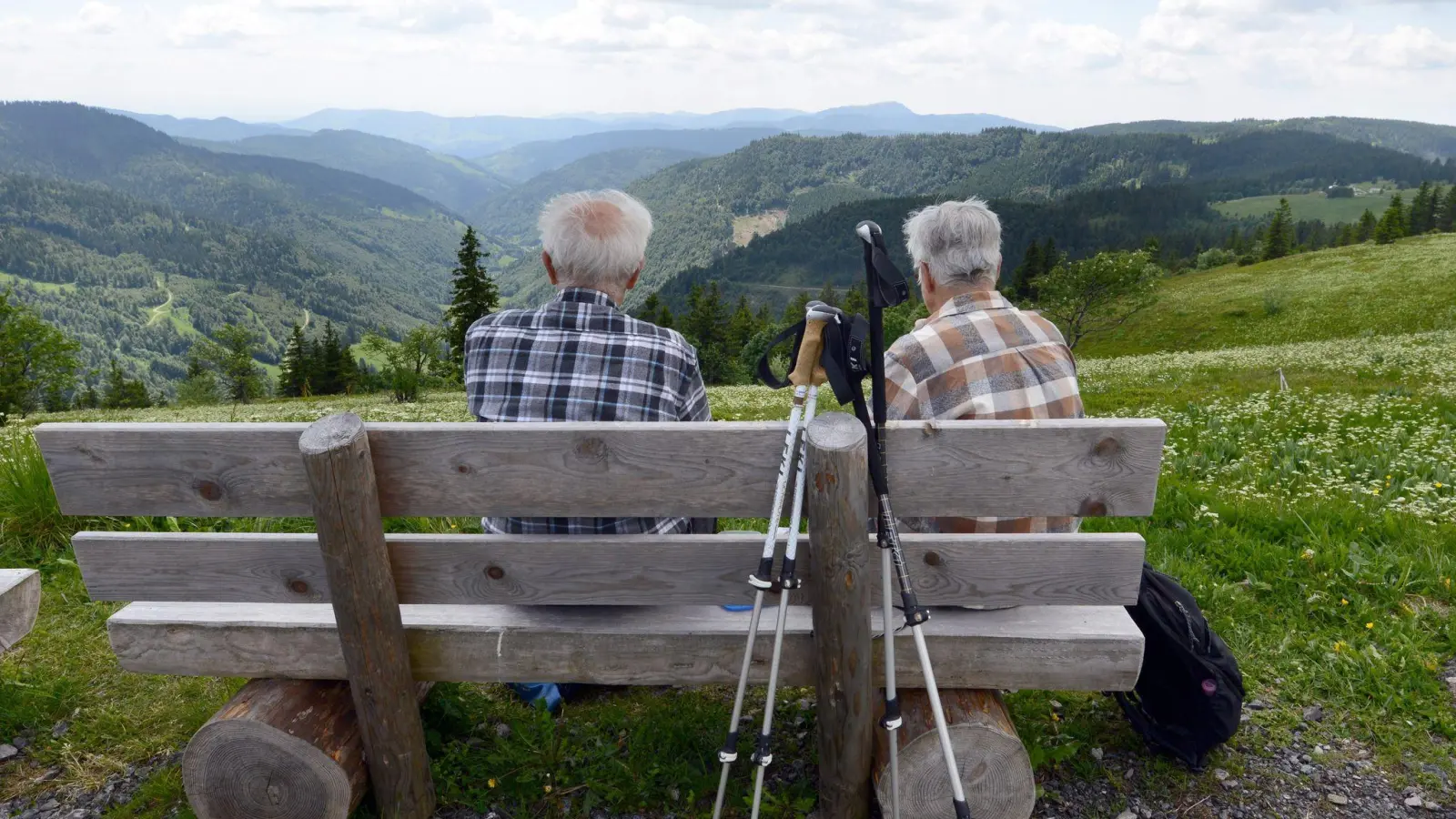 Auch im hohen Alter noch fit genug für die Wandertour in den Bergen sein: Dafür können wir schon in jungen Jahren etwas tun. (Symbolbild) (Foto: Patrick Seeger/dpa/dpa-tmn)