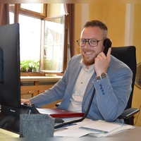 Alexander Müller, Neustadts neuer Bürgermeister, am Schreibtisch in seinem Büro im Rathaus. Eigens fürs Foto hat er sich noch schnell ein Sakko übergeworfen, da klingelt auch schon wieder das Telefon.  (Foto: Patrick Lauer)