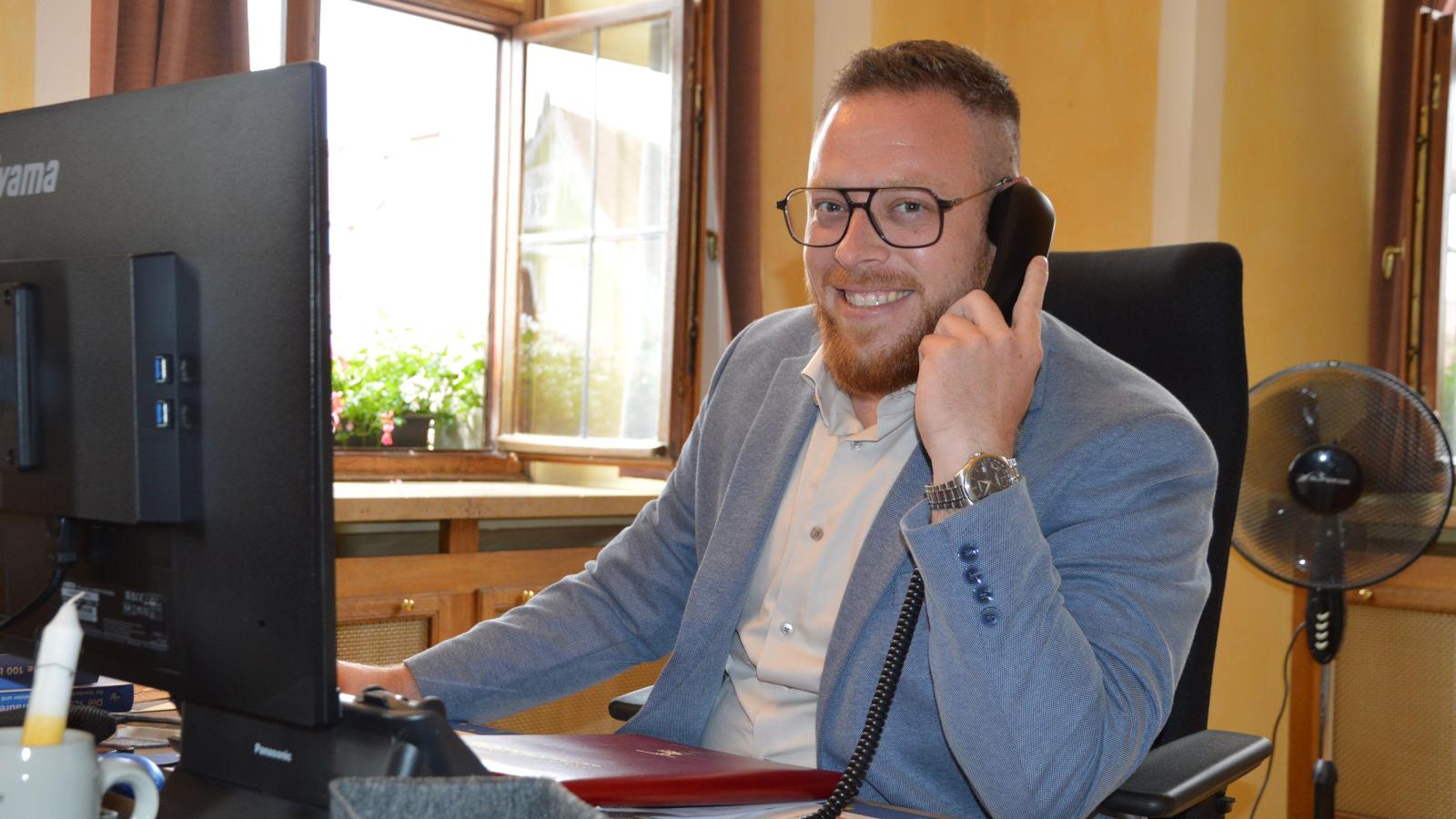 Neustadts Alexander Müller: Pfeifender Bürgermeister mit dem ...