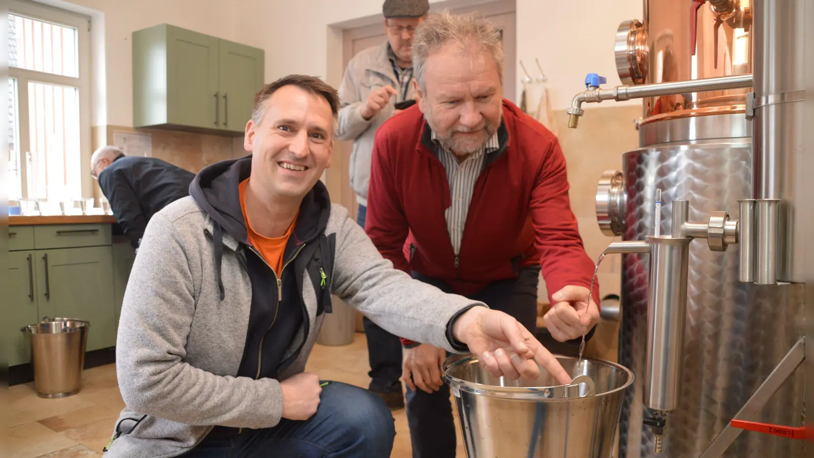Ja, auch schöne Tätigkeiten wie eine Schnapsverkostung zählen zum Aufgabenportfolio eines Bürgermeisters, wie dem von Gerhard Eichner (rechts). Meistens aber sind die Pflichten durchaus weniger angenehm. (Foto: Johannes Zimmermann)
