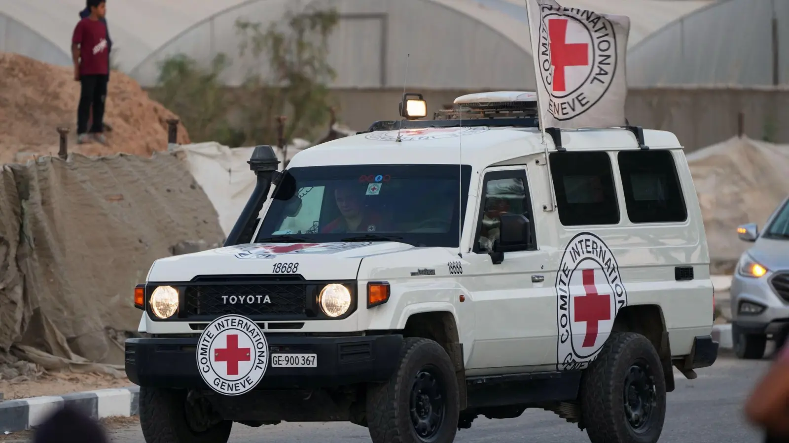 Israel hat die von Hamas übergebenen Geisel-Leichen identifiziert.   (Foto: Abdel Kareem Hana/AP/dpa)