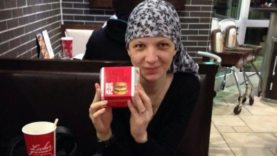 Ihr erster Burger nach der Transplantation. Dieses Foto ist aus der Krankengeschichte von Claudia Kosian noch erhalten. (Foto: Steffen Kosian)