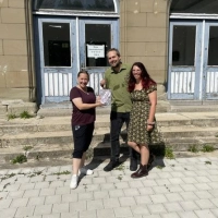 Eileen Gillwald (links) bei der Schlüsselübergabe mit den neuen Eigentümern des ehemaligen Bahnhofsgebäudes, Cato Bohlens und Laura Wilhelm. (Foto: Bernd Käser)