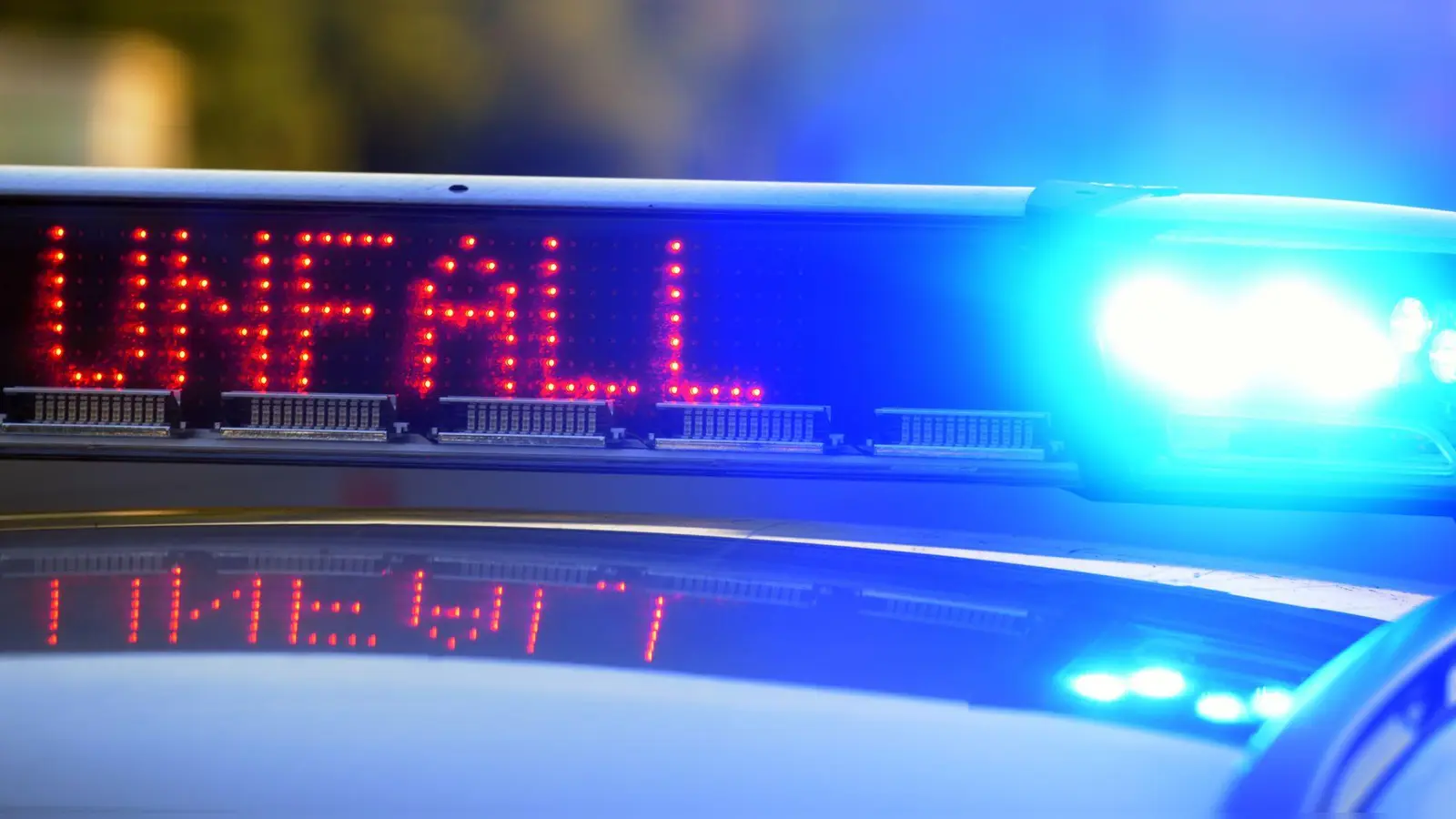 Wegen winterglatter Fahrbahn ist eine 58-Jährige in den Gegenverkehr geraten und ums Leben gekommen. (Symbolbild) (Foto: Stefan Puchner/dpa)