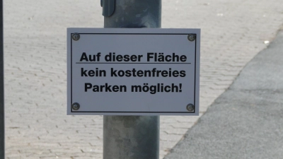 Dieses kleine Schild an der Einfahrt zum Parkplatz Rezatwiese West weist E-Auto-Fahrer darauf hin, dass sie hier zahlen müssen. (Foto: Winfried Vennemann)