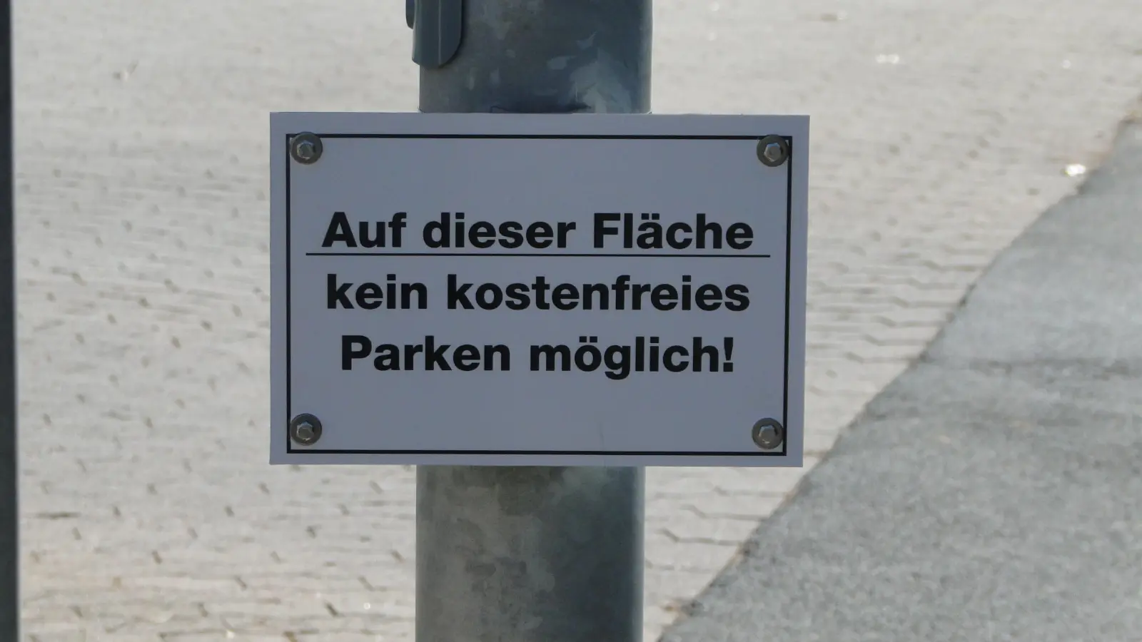Dieses kleine Schild an der Einfahrt zum Parkplatz Rezatwiese West weist E-Auto-Fahrer darauf hin, dass sie hier zahlen müssen. (Foto: Winfried Vennemann)