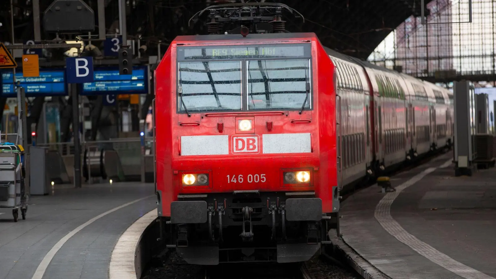 Ein Regionalzug fährt im Kölner Hauptbahnhof ein. (Foto: Thomas Banneyer/dpa/Archivbild)