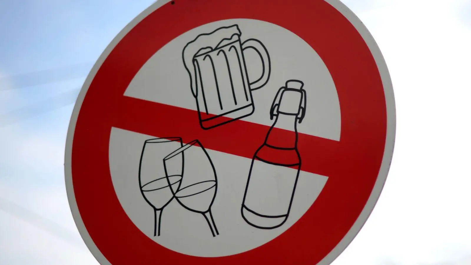 Laut einer DAK-Umfrage würden die meisten Menschen beim Fasten auf Alkohol verzichten. (Foto: Uwe Zucchi/dpa)