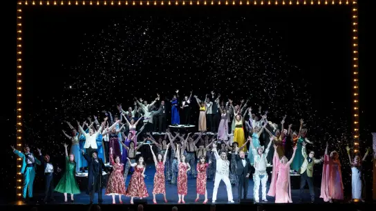 Das große Finale mit dem gesamten Ensemble der Revue in der Komischen Oper. (Foto: Monika Rittershaus/Komischen Oper/dpa)