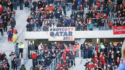 Fußballfans rufen mit einem Transparent zum Boykott der WM in Katar auf. (Foto: Philipp von Ditfurth/dpa)