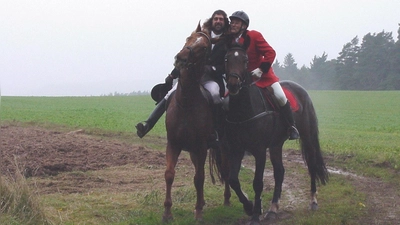 Der Reitclub Trautskirchen feiert in diesem Jahr sein 50-jähriges Bestehen und blickt auf fünf erfolgreiche Jahrzehnte zurück. Bei der Fuchsjagd 2002 gewann Gründungsmitglied Hannes Frankenberger (links). Es gratulierte Alfred Liebhardt (rechts). (Foto: Karin Fichtelmann)
